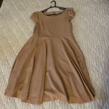 베이지 반팔 플레어 스커트 원피스