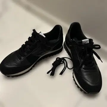 블랙 가죽 스니커즈