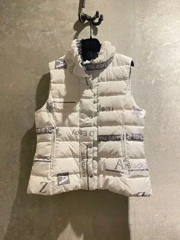 ZAZA 화이트 다운 베스트 로고 프린트