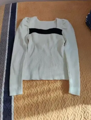 화이트 리브 니트 긴팔 퍼프 슬리브