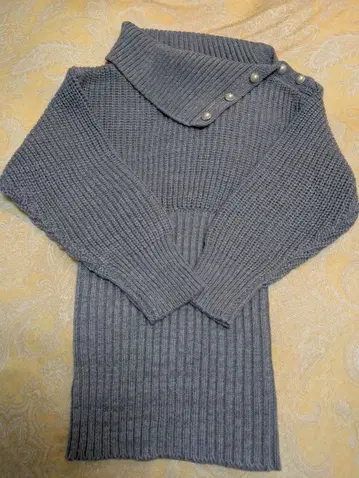 그레이 버튼 오프숄더 니트 스웨터