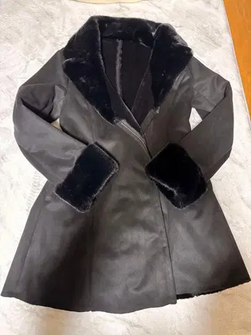 립 서비스 블랙 무스탕 코트 퍼 포함 미사용 새상품