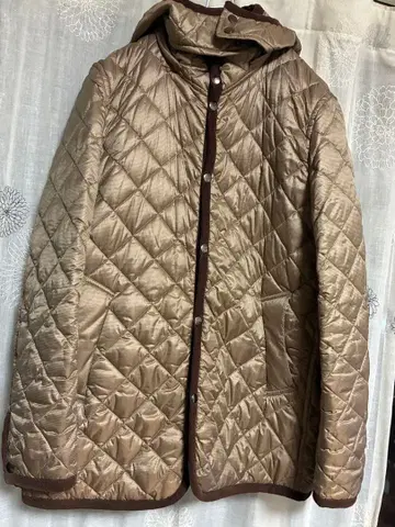 베이지 퀼팅 자켓 후드 부착