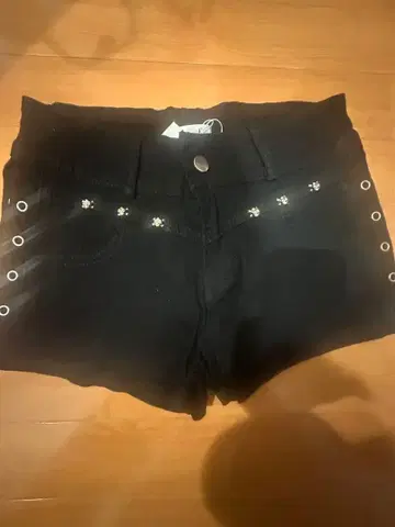 스컬 스터드 장식 사이드 아이렛 하이웨스트 디자인 데님 숏팬츠