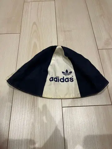 [ 진품 ] adidas 튤립햇 아디다스