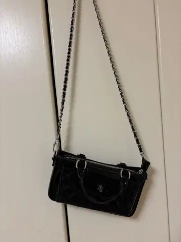 riu 에나멜 퀼팅 폰 백 블랙