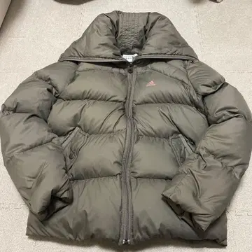 미사용에 가까운 아디다스 카키 여성용 경량 다운 자켓 M
