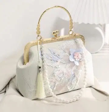 화이트 클러치백 꽃 모티브