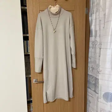 YORT 터틀넥 니트 원피스 베이지