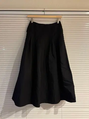 SLOBE IENA 타프타 턱 플레어 스커트