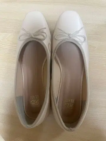 아이보리 리본 포함 발레 슈즈