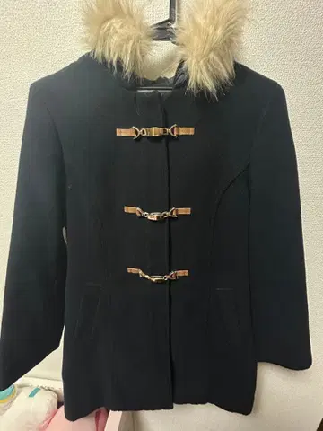 퍼 달린 블랙 더플 코트