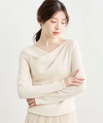 즉시 완판 코코딜 택 포함 새상품 아지메넥 오프숄더 티셔츠 베이지