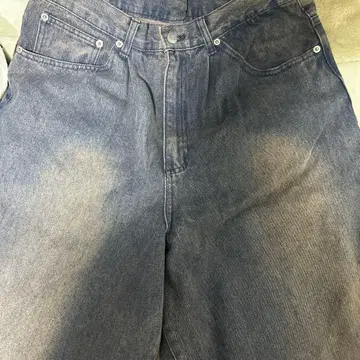 연한 블루 스트레이트 레그 데님