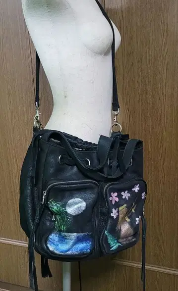 하와이안풍 블랙 가죽 숄더백