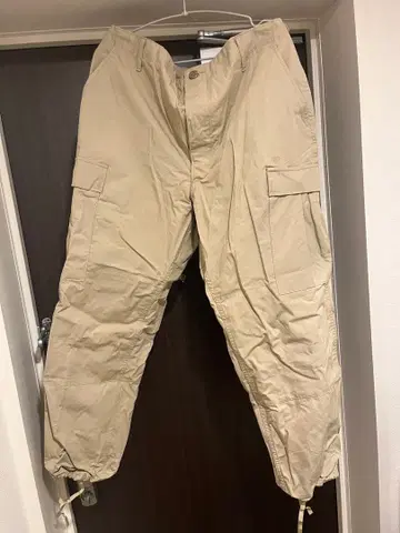 베이지 카고 팬츠 사이드 조절