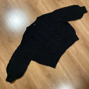 케이블 니트 스웨터 긴팔 블랙 볼륨 소매 Newlyme