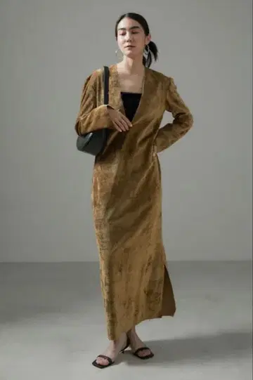 가브리엘라 콜 가먼츠 벨벳 드레스