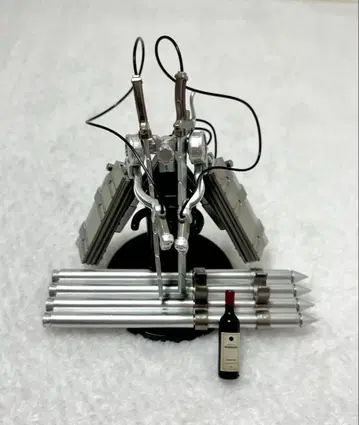 진격의 거인 입체 기동 장치 미니어처 마레산 와인 포함