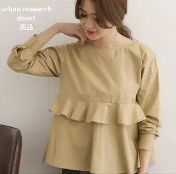 [새상품급] 어반 리서치 도어스 티어드 절개 블라우스