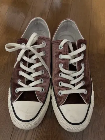 Converse 벨벳 스니커즈 브라운