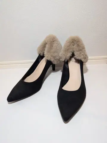 블랙 스웨이드 퍼 펌프스