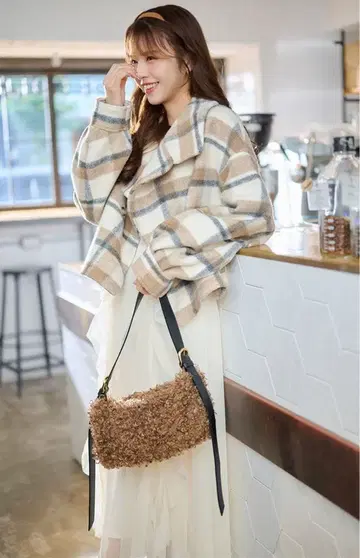 LILLIAN CARAT 컬리 숏코트