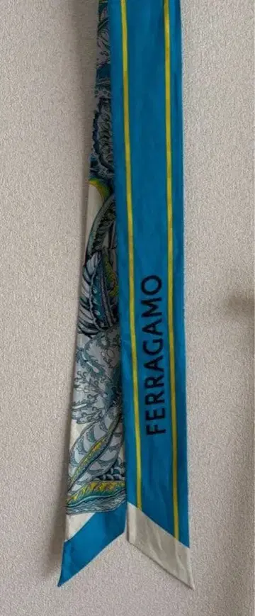 FERRAGAMO 실크 스카프 동물 패턴