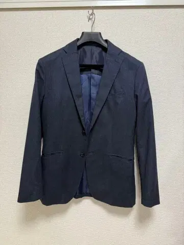 다크 블루 테일러드 자켓과 슬랙스 세트