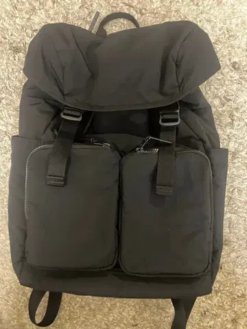 유니클로 멀티 포켓 백팩 블랙