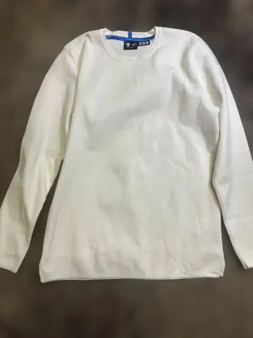 데상트 화이트 긴팔 크루넥 셔츠 따뜻함