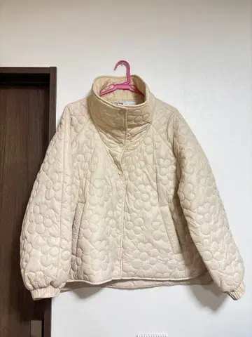 ZARA 꽃무늬 퀼팅 자켓 크림색