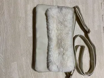 화이트 합성 피혁 숄더백