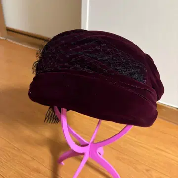 버건디 벨벳 햇 인터넷 장식