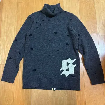 SLOWGUN 데미지 가공 하이넥 니트 슬로우건