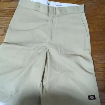Dickies 루즈핏 베이지 하프 팬츠