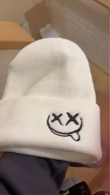 화이트 스마일리 페이스 니트 모자