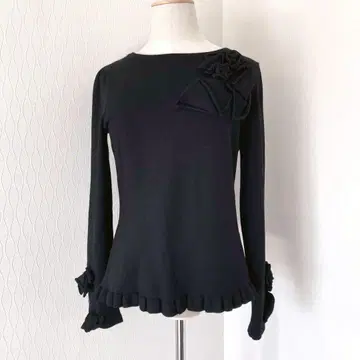 엠즈 그레이시 꽃 모티브 라운드넥 니트 블랙 38