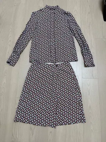 콩트와르 데코토니에 미니 꽃무늬 블라우스, 랩 스커트 세트