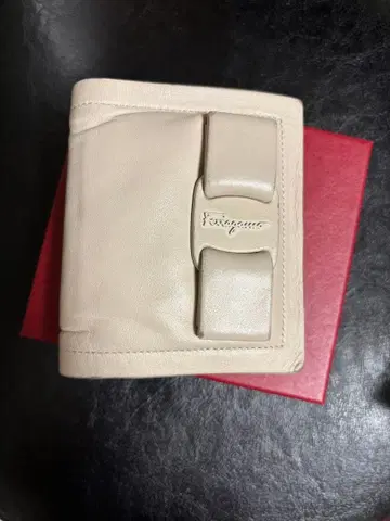 Ferragamo 아이보리 접이식 지갑