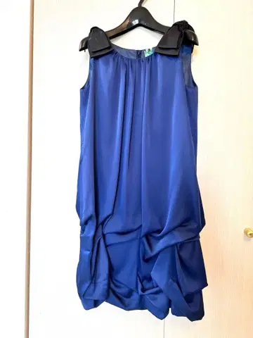 네이비 블루 드레이프 디자인 드레스