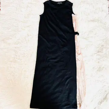 QUEENS COURT 슬리브리스 롱 이소재 절개 사이드 플리츠 원피스