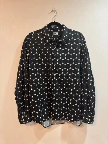 최종 가격 인하 MASSES 긴팔 셔츠 블랙/화이트