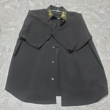 블랙 반팔 셔츠 골드 컬러 자수 부착