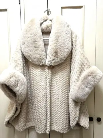 미사용 새상품 베이지 헤링본 퍼 케이프 코트