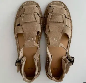 베이지 스웨이드 느낌 스트랩 샌들