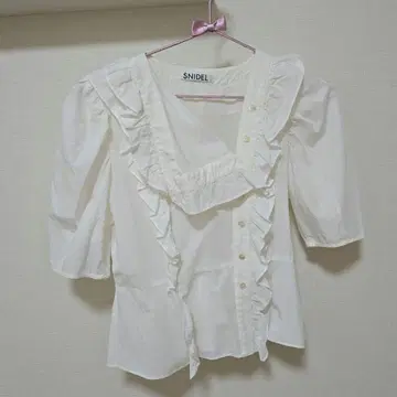 스나이델 SNIDEL 프릴 칼라 블라우스 화이트