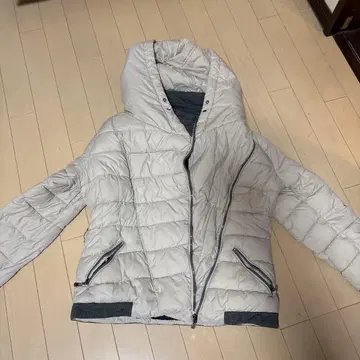 화이트 후드 부착 다운 자켓