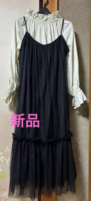 여성용 원피스와 블라우스 세트