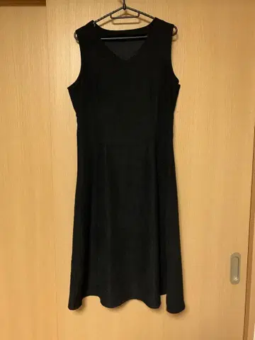 블랙 슬리브리스 롱 원피스 솔리드 V넥